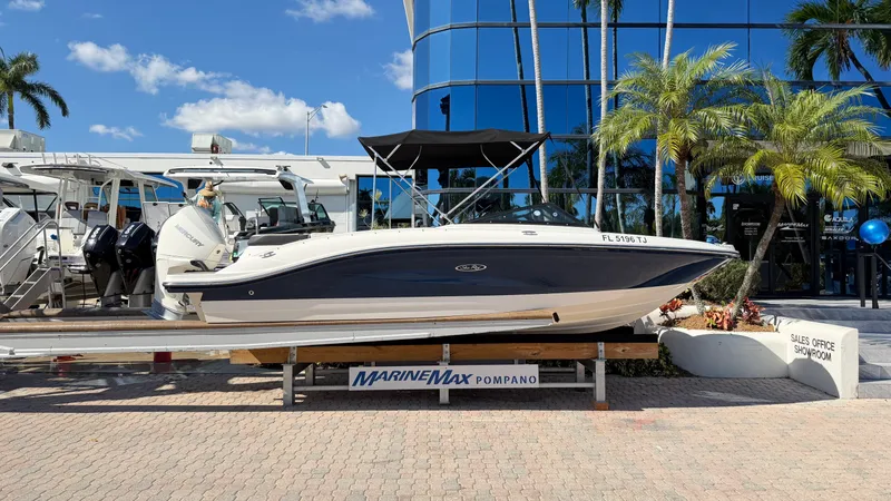 Slide: The Image of Sea Ray SPX 210 Outboard 2023 - 1