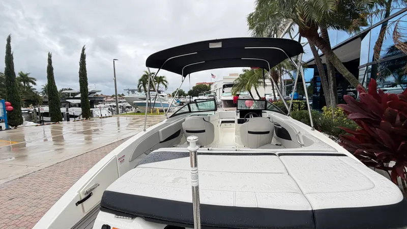 Slide: The Image of Sea Ray SPX 210 Outboard 2023 - 6