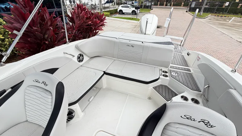 Slide: The Image of Sea Ray SPX 210 Outboard 2023 - 8