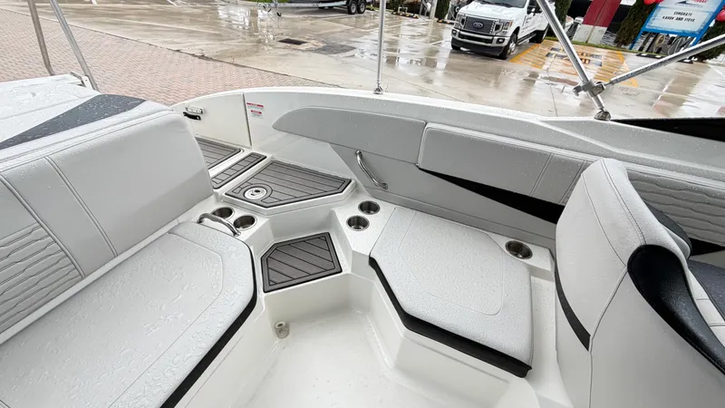 Slide: The Image of Sea Ray SPX 210 Outboard 2023 - 9