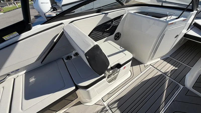 Slide: The Image of Sea Ray SPX 210 Outboard 2026 - 12