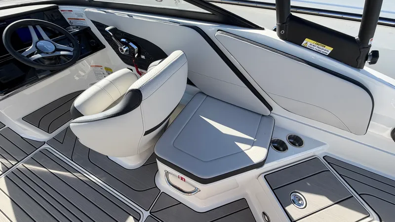 Slide: The Image of Sea Ray SPX 210 Outboard 2026 - 14