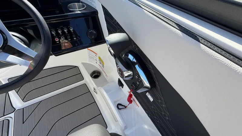 Slide: The Image of Sea Ray SPX 210 Outboard 2026 - 19