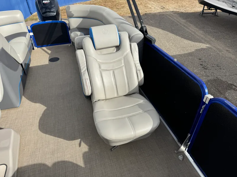 Slide: The Image of Premier 230 SOLARIS 2016 - 18