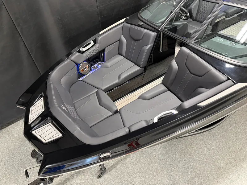 Slide: The Image of Mastercraft XT24 2022 - 10