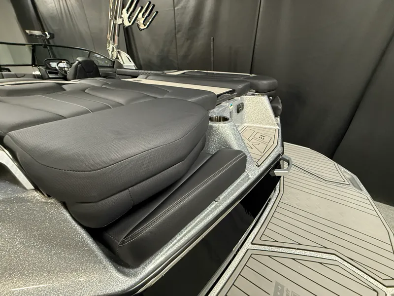 Slide: The Image of Mastercraft XT24 2022 - 14