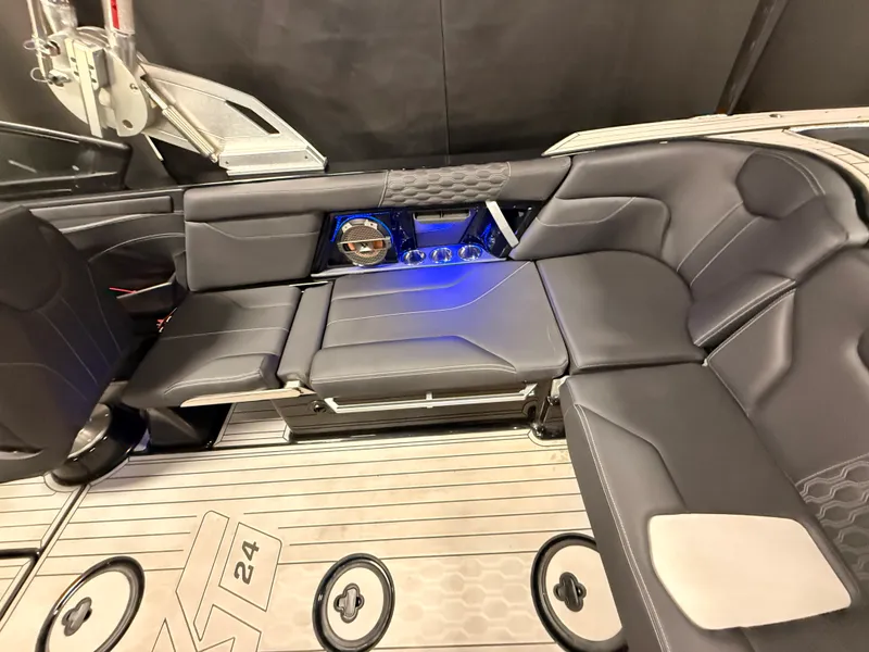 Slide: The Image of Mastercraft XT24 2022 - 38