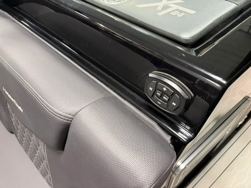 Slide: The Image of Mastercraft XT24 2022 - 62