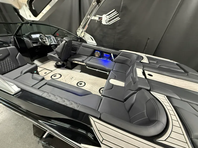 Slide: The Image of Mastercraft XT24 2022 - 7
