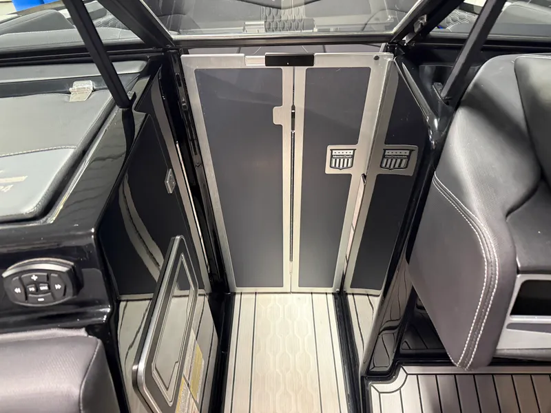 Slide: The Image of Mastercraft XT24 2022 - 70