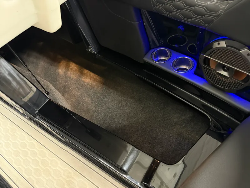 Slide: The Image of Mastercraft XT24 2022 - 93