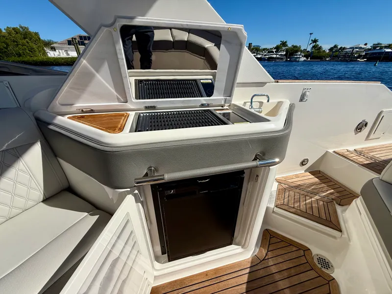 Slide: The Image of Sea Ray 310 SLX-OB 2022 - 23