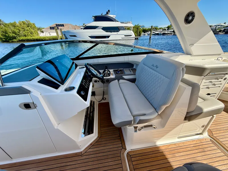 Slide: The Image of Sea Ray 310 SLX-OB 2022 - 25