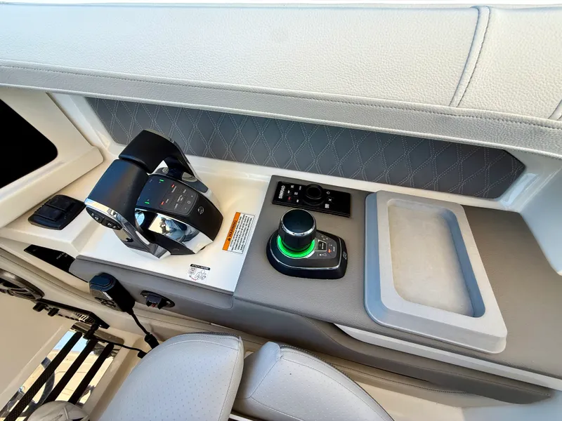 Slide: The Image of Sea Ray 310 SLX-OB 2022 - 27