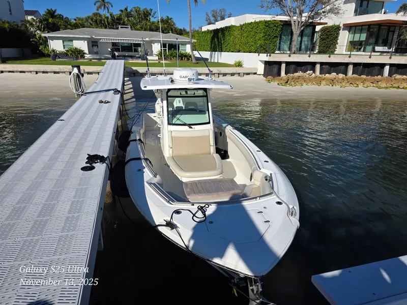 Slide: The Image of Boston Whaler 330 OUTRAGE 2022 - 10