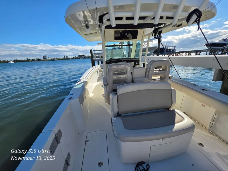 Slide: The Image of Boston Whaler 330 OUTRAGE 2022 - 2