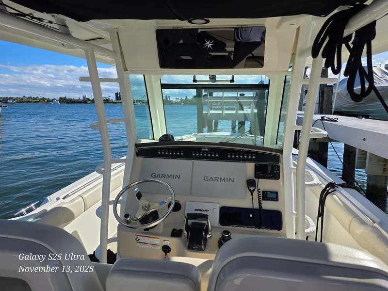 Slide: The Image of Boston Whaler 330 OUTRAGE 2022 - 4