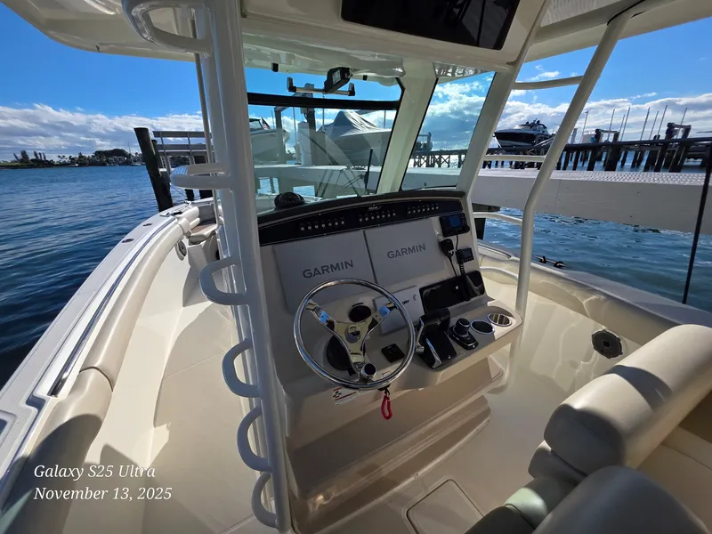 Slide: The Image of Boston Whaler 330 OUTRAGE 2022 - 5