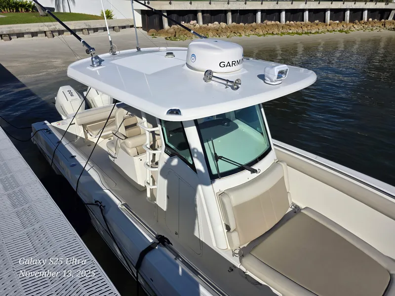 Slide: The Image of Boston Whaler 330 OUTRAGE 2022 - 6