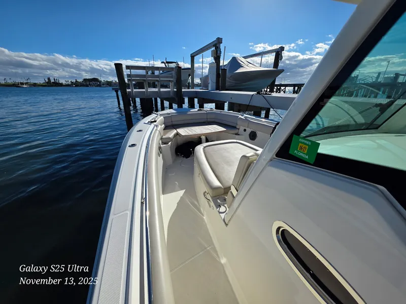 Slide: The Image of Boston Whaler 330 OUTRAGE 2022 - 8
