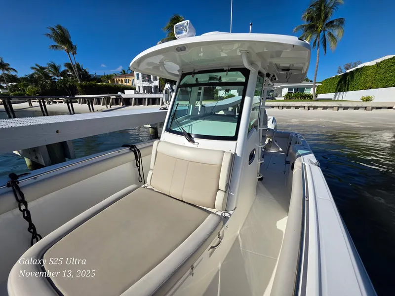 Slide: The Image of Boston Whaler 330 OUTRAGE 2022 - 9