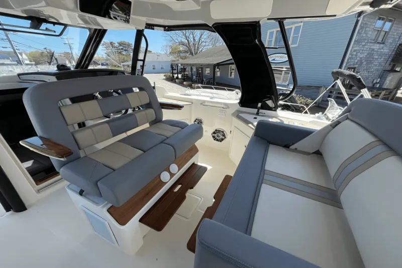 Slide: The Image of Boston Whaler 350 REALM 2025 - 25