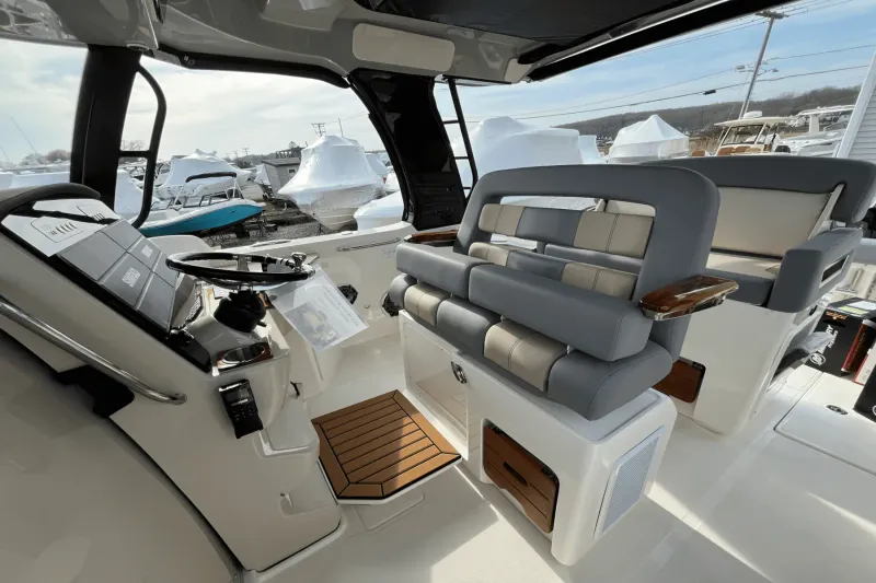 Slide: The Image of Boston Whaler 350 REALM 2025 - 27