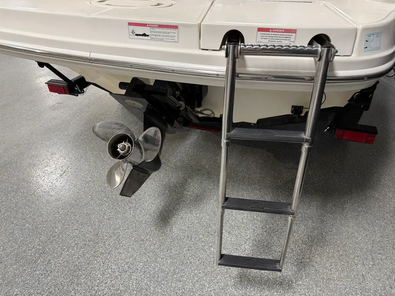 Slide: The Image of Sea Ray SUNDECK 200 2011 - 13