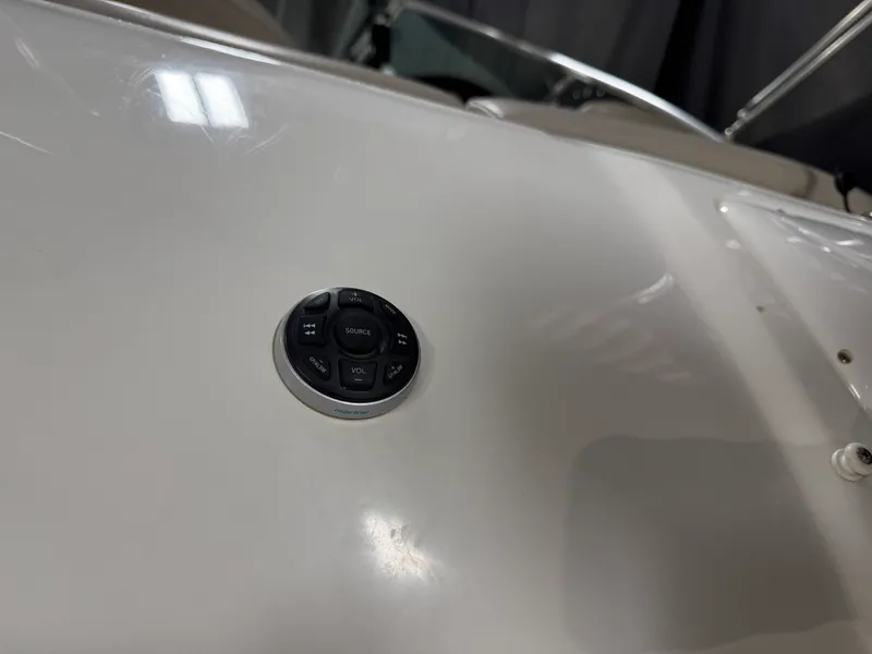 Slide: The Image of Sea Ray SUNDECK 200 2011 - 15