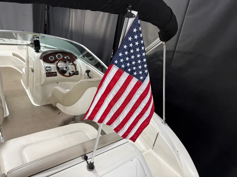 Slide: The Image of Sea Ray SUNDECK 200 2011 - 16