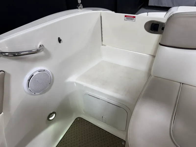 Slide: The Image of Sea Ray SUNDECK 200 2011 - 19