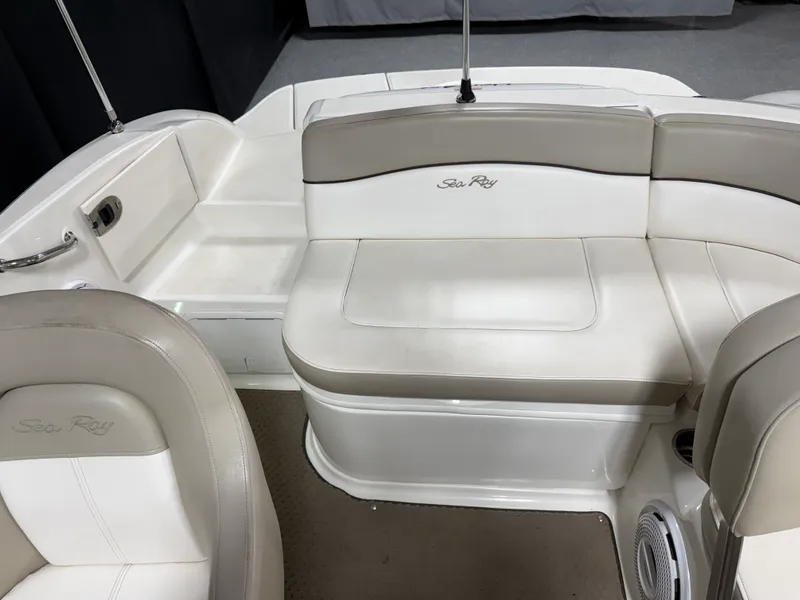 Slide: The Image of Sea Ray SUNDECK 200 2011 - 21