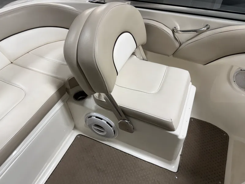 Slide: The Image of Sea Ray SUNDECK 200 2011 - 24