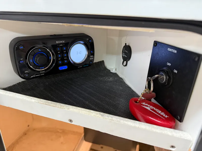 Slide: The Image of Sea Ray SUNDECK 200 2011 - 38