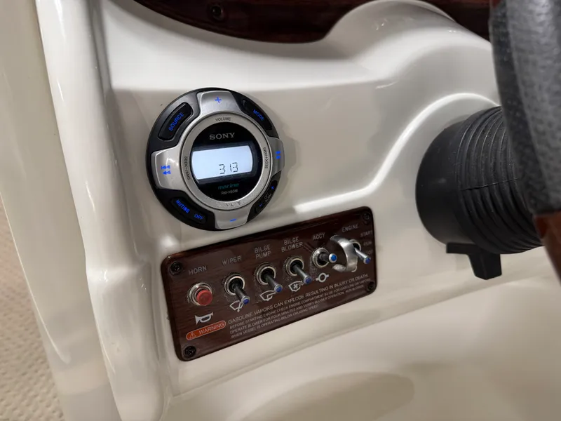 Slide: The Image of Sea Ray SUNDECK 200 2011 - 42