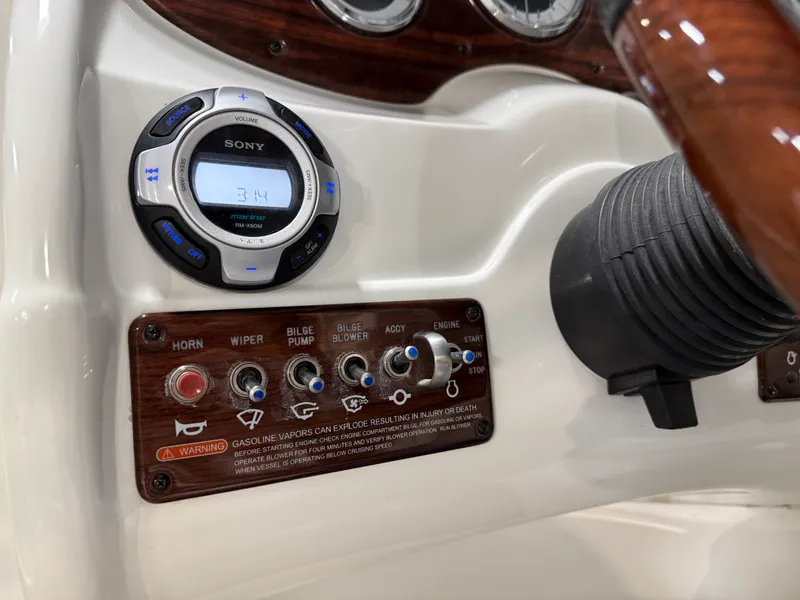 Slide: The Image of Sea Ray SUNDECK 200 2011 - 48