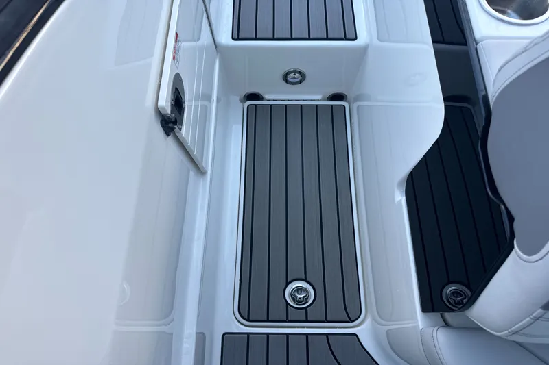 Slide: The Image of Sea Ray SLX 260 Outboard 2024 - 11