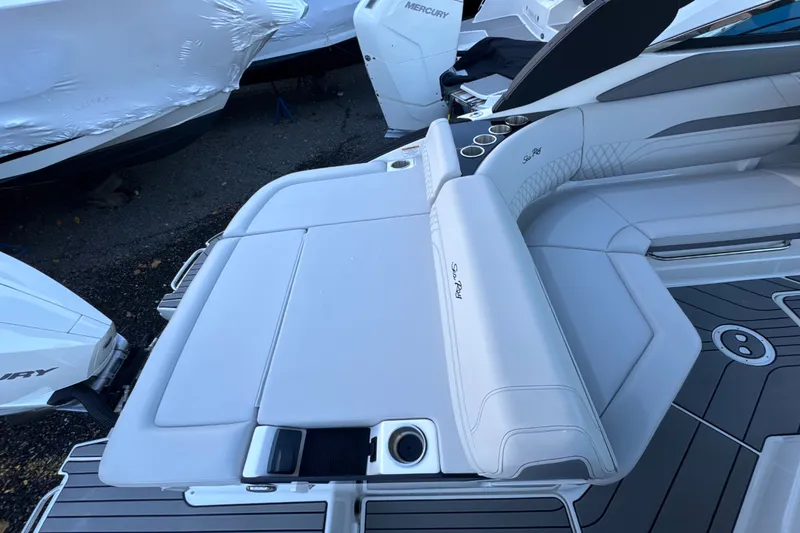 Slide: The Image of Sea Ray SLX 260 Outboard 2024 - 13