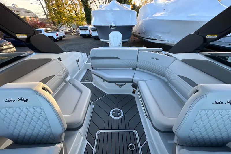 Slide: The Image of Sea Ray SLX 260 Outboard 2024 - 14