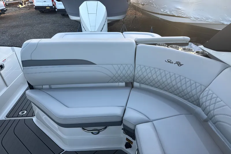 Slide: The Image of Sea Ray SLX 260 Outboard 2024 - 16