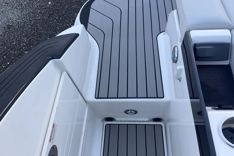 Slide: The Image of Sea Ray SLX 260 Outboard 2024 - 17