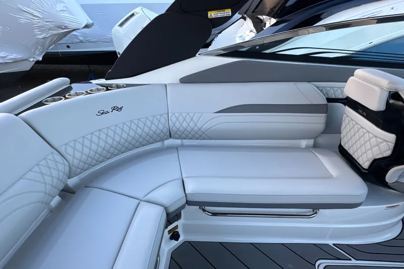 Slide: The Image of Sea Ray SLX 260 Outboard 2024 - 18