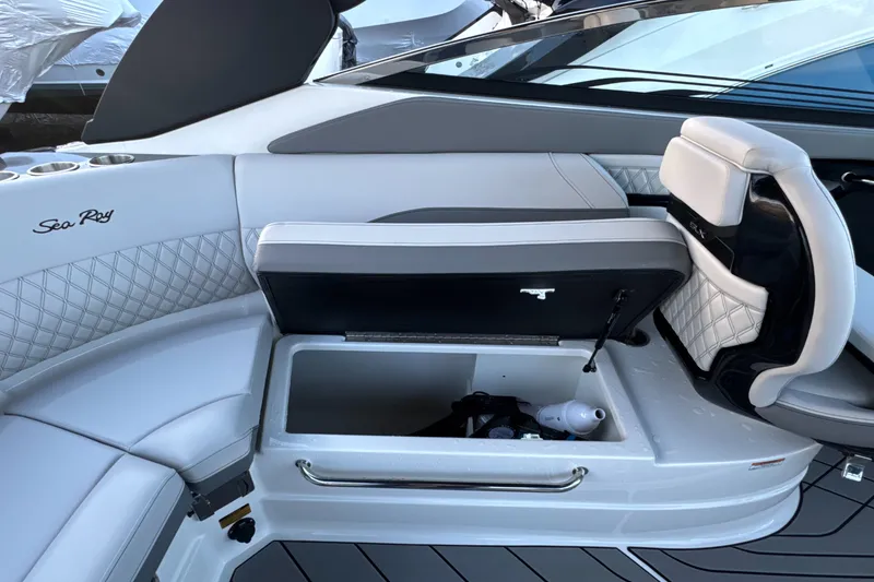 Slide: The Image of Sea Ray SLX 260 Outboard 2024 - 19