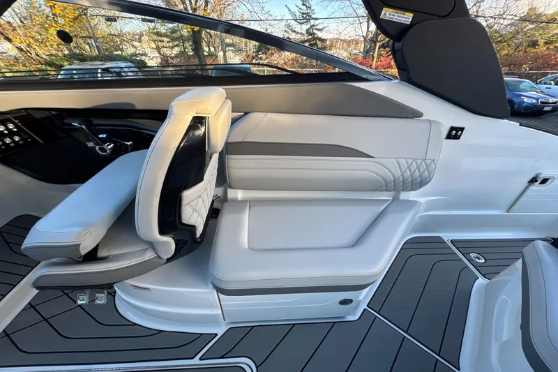 Slide: The Image of Sea Ray SLX 260 Outboard 2024 - 22