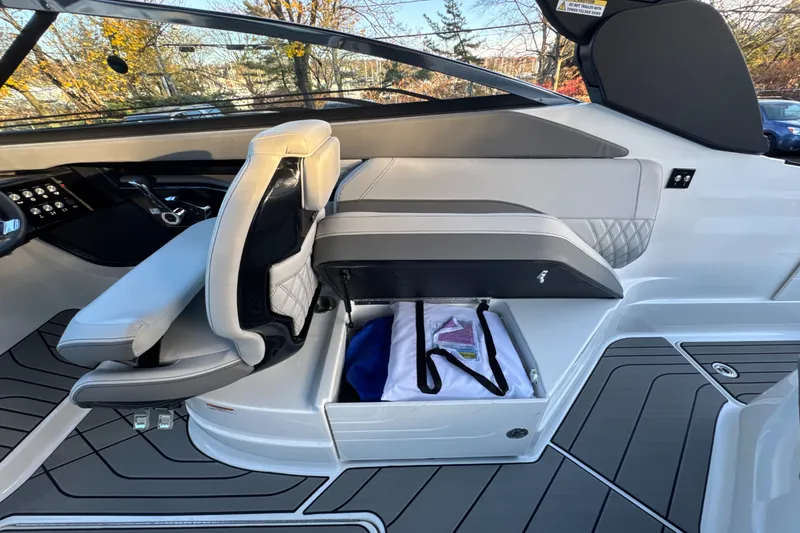 Slide: The Image of Sea Ray SLX 260 Outboard 2024 - 23