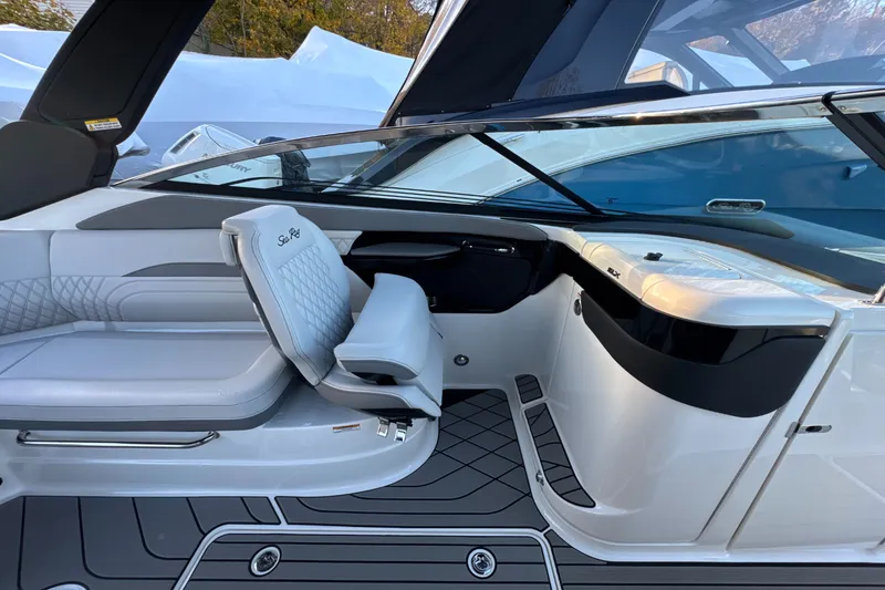 Slide: The Image of Sea Ray SLX 260 Outboard 2024 - 24