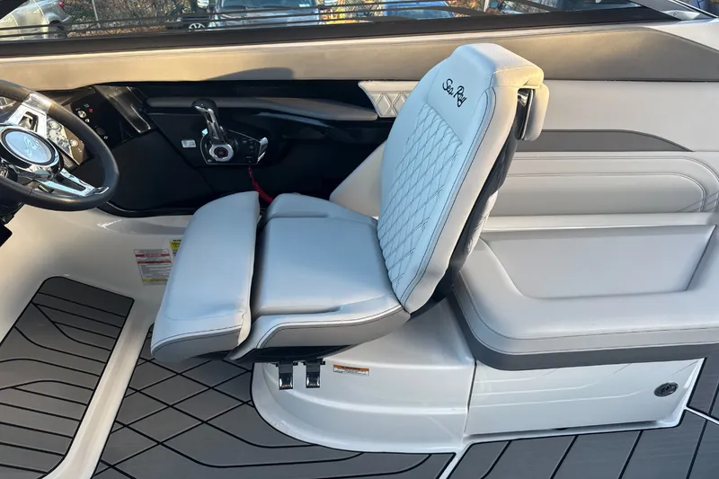 Slide: The Image of Sea Ray SLX 260 Outboard 2024 - 29