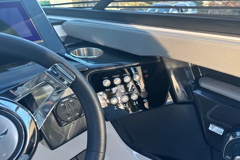 Slide: The Image of Sea Ray SLX 260 Outboard 2024 - 35