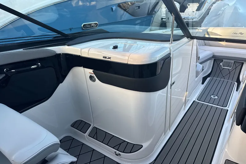 Slide: The Image of Sea Ray SLX 260 Outboard 2024 - 37