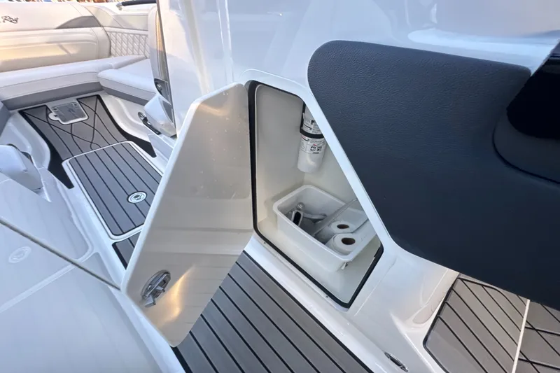 Slide: The Image of Sea Ray SLX 260 Outboard 2024 - 45